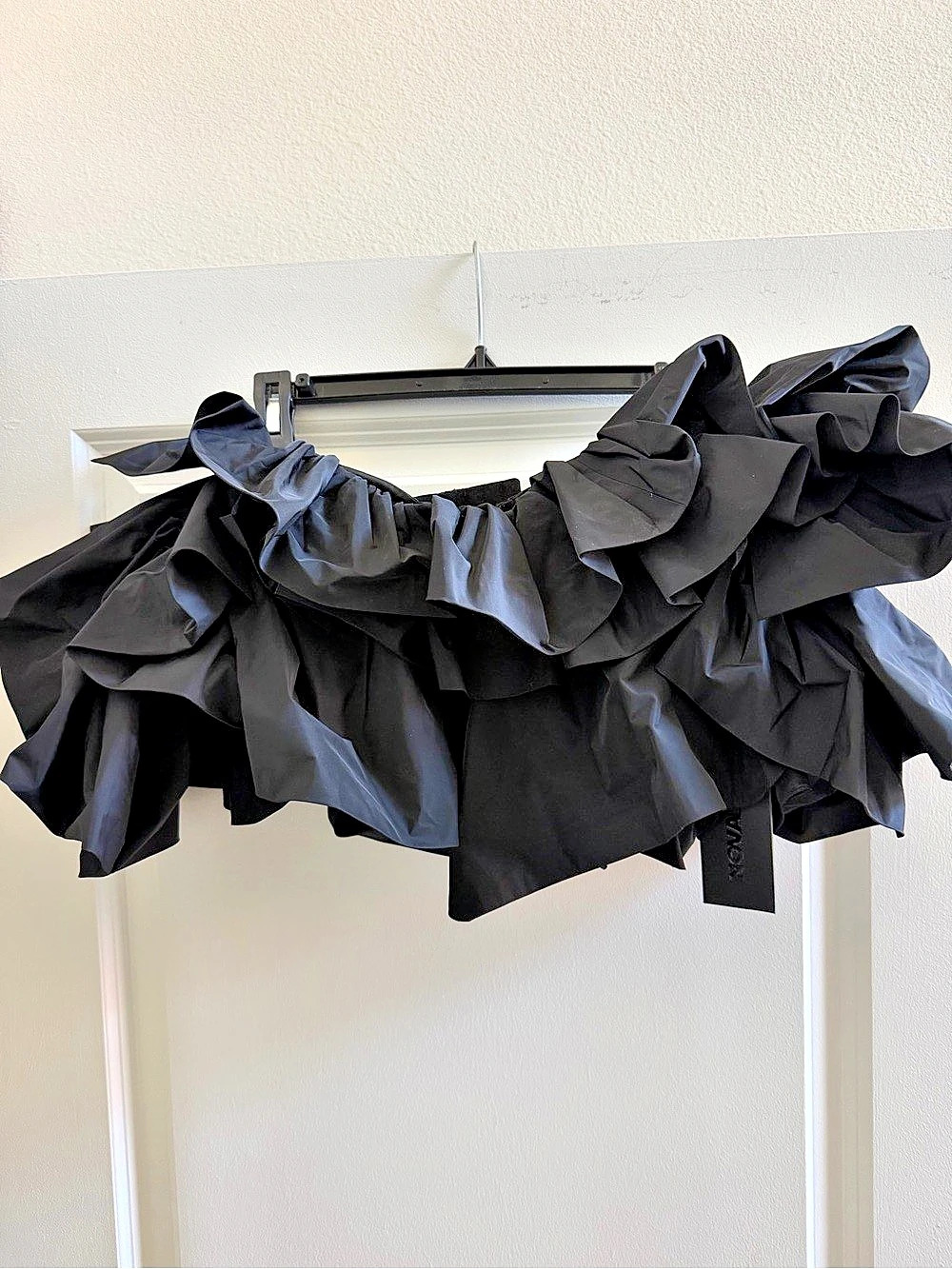 Lila Ruffle Trim Top Ruffle Crop Top in Black Size Large Like New